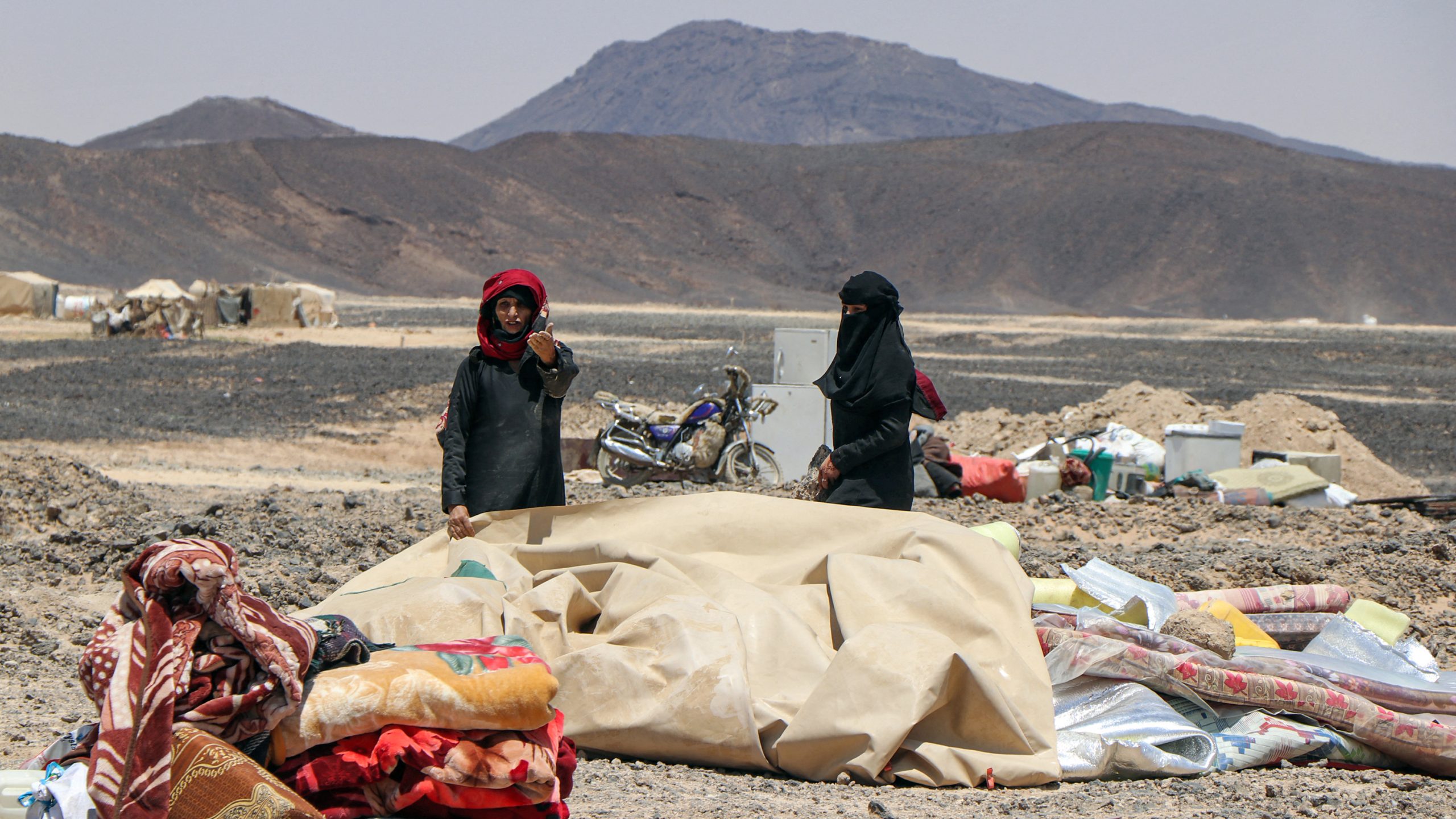 المبعوث الأمريكي يبحث مع العرادة العواقب الإنسانية المدمرة لهجوم الحوثيين على مأرب