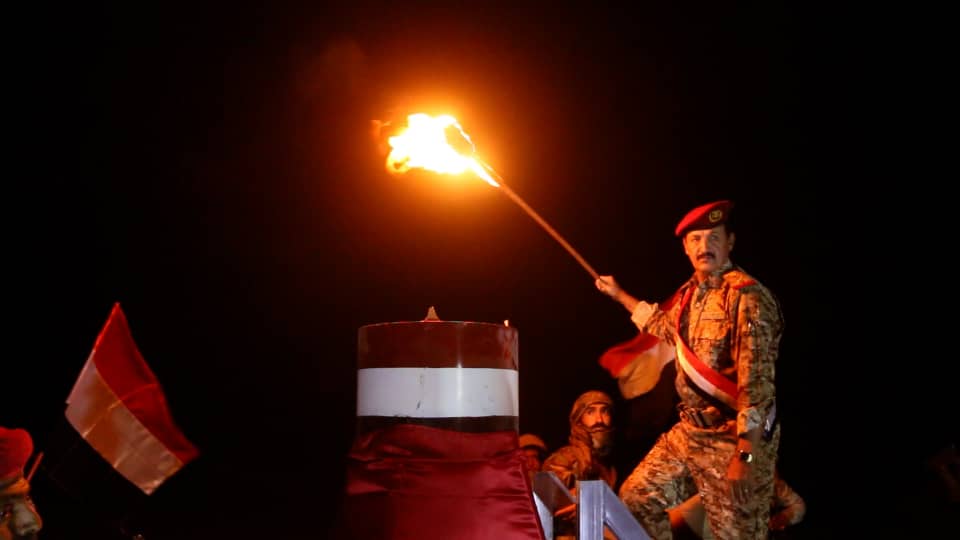 اليمنيون يحْتفُون بذكرى ثورة سبتمبر.. إيقاد الشعلة من شمال البلاد إلى جنوبها