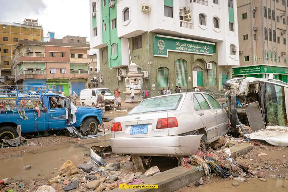 سيول جارفة تغرق مدينة المكلا بعد هطول أمطار غزيرة