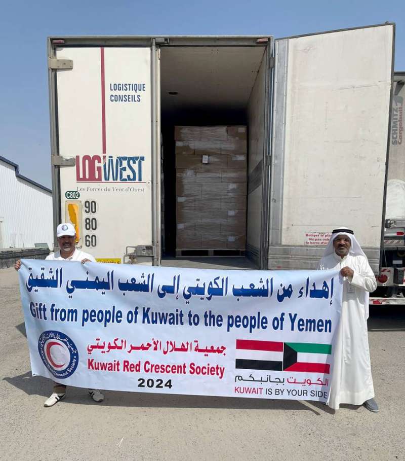 الهلال الأحمر الكويتي يوجه 6 شاحنات إغاثية محملة بالمواد الغذائية إلى اليمن