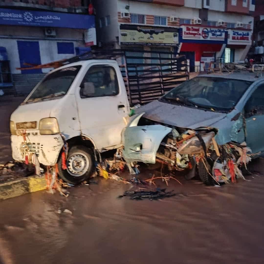  أمطار غزيرة تجرف عشرات السيارات في مدينة المكلا