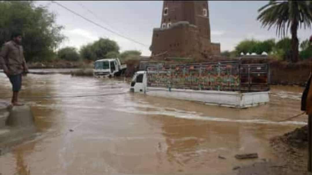 سيول عارمة تغرق مديرية برط رجوزة في محافظة الجوف 